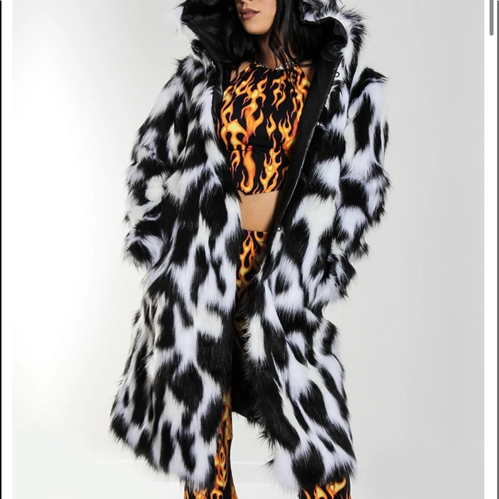 Monochrome Hooded Faux Fur Jacket w/ Pockets & Closures - Picture 5 of 6